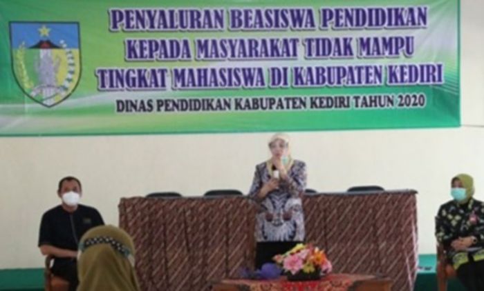 ​Bupati Kediri Salurkan Beasiswa Program GNOTA kepada Mahasiswa Berprestasi