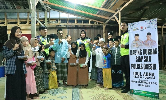 Polwan Polres Gresik Bagikan Masakan Daging Kurban pada Santri Ponpes Salafiyah Nurul Ulum Kebomas