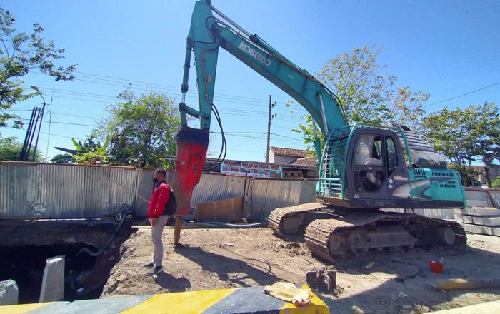 Perbaikan Jembatan Latek Bangil Terkendala Genangan Air, Baru Bisa Pasang Tiang Pancang