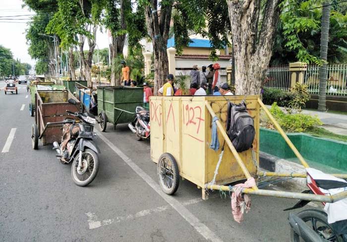 ​Puluhan Gerobak Sampah Parkir di depan DPRD Sidoarjo, Penggeledek Protes Hal ini