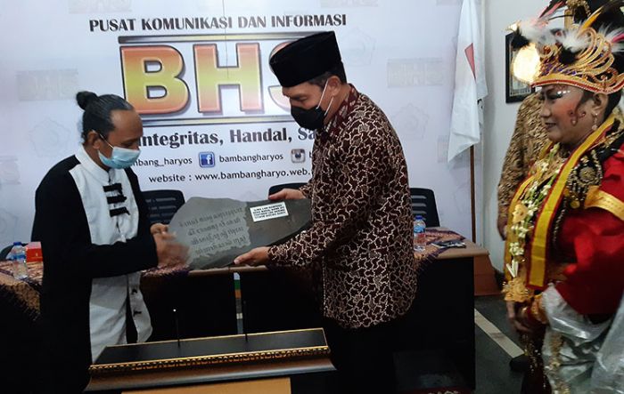 Peduli Budaya, BHS Terima Penghargaan Prasasti Aksara Jawa​