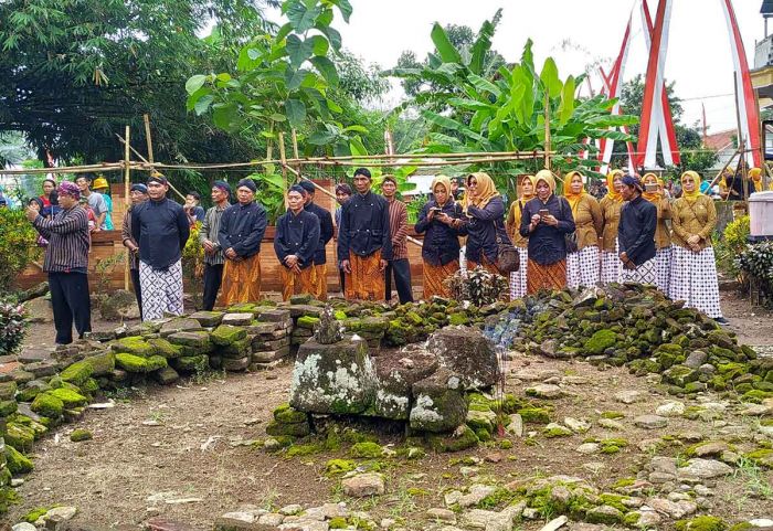 Peringati Shraddha Agung, Ratusan Masyarakat Tulungagung Gunakan Pakaian Adat 