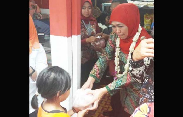 Mensos Salurkan Bantuan Sosial di Nganjuk, Bikin Ibu-ibu PKH Menitikkan Air Mata