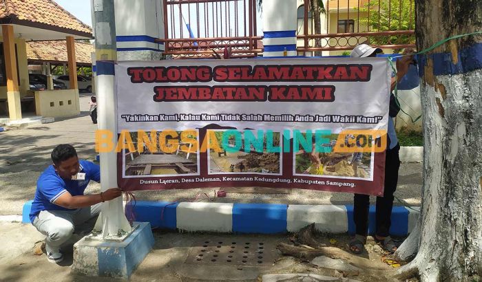 Gerbang DPRD Sampang Dipasangi Banner soal Jembatan Kedungdung