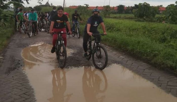 Gus Yani Gowes Tilik Warga Sambil Tinjau Infrastruktur Jalan di Duduksampeyan