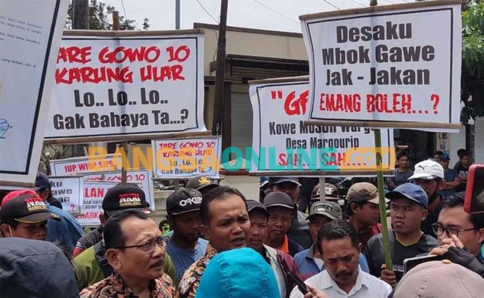 Warga Desa Margourip Kediri Tolak Akses untuk Truk Pasir