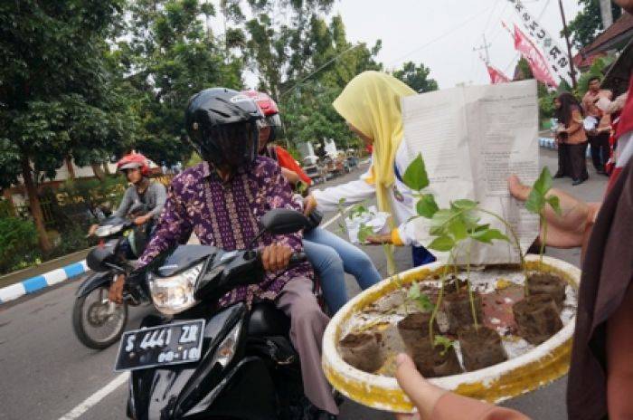 Puluhan Pelajar di Jombang Bagikan Bibit Cabe dan Kompos Gratis, Peringati Hari Bumi