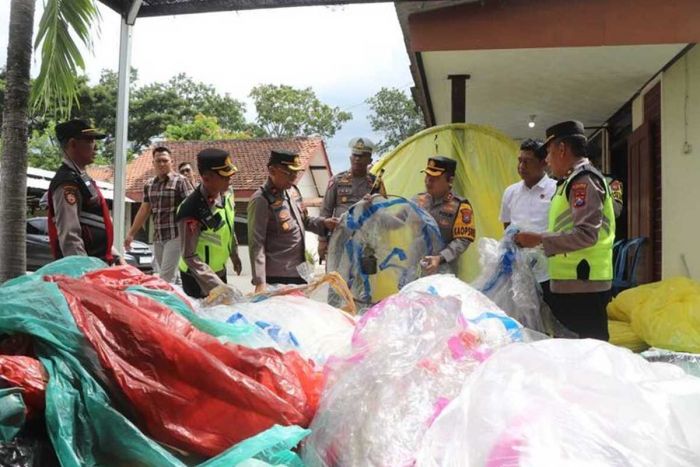 Jelang Kupatan, Polres Trenggalek Amankan Ratusan Balon Udara Siap Terbang