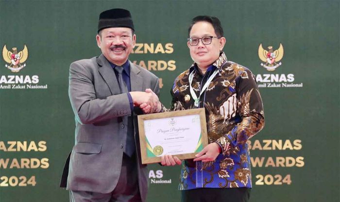 Komitmen Tinggi Salurkan Zakat, Pj Gubernur Jatim Raih Penghargaan di Baznas Awards 2024