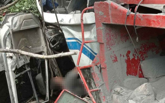 Rem Blong, Truk Muatan Semen di Blitar Terjun ke Sungai