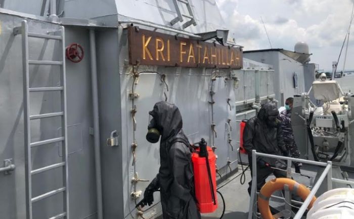 ​Tangkal Corona, KRI Fatahillah 361 dan KRI Sampari-628 Disemprot Disinfektan