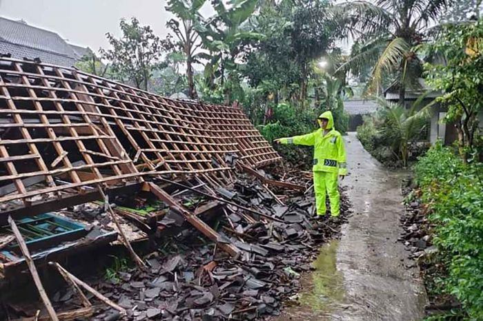 Diterjang Puting Beliung, Belasan Rumah di Blitar Rusak dan Satu Roboh