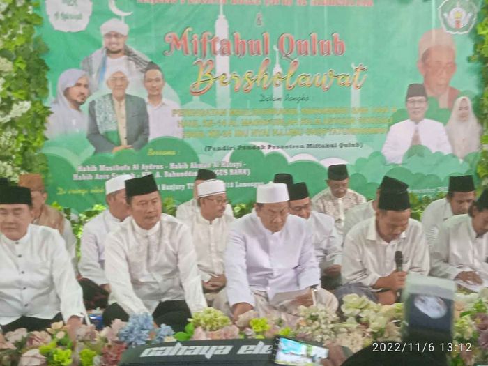 Peringati Maulid Nabi Muhammad di Ponpes Lamongan, Gus Baha