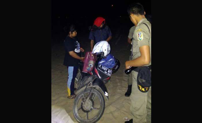 Berduaan di Pantai Tengah Malam, Sepasang Kekasih Diciduk Satpol PP