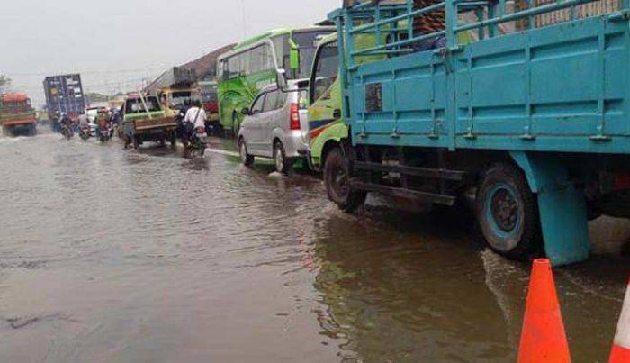 Warga Kalianak Blokade Jalan, Protes Kerusakan dan Genangan yang Tidak Kunjung Surut