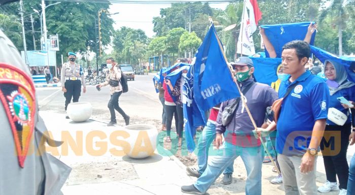 Tuntut Kenaikan UMK, Puluhan Buruh di Jombang Unjuk Rasa ke Kantor Disnaker