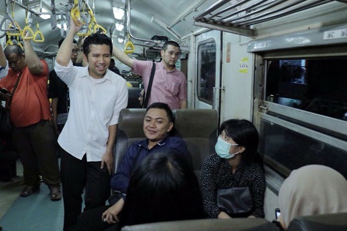 Blusukan di KRL, Emil Dardak Disebut Warga Pemimpin Cerdas dan Peduli