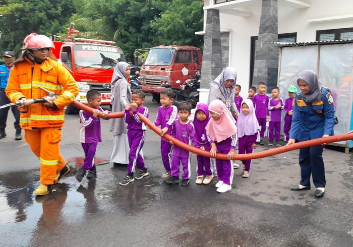 Pemkab Pamekasan Sosialisasikan Profesi Penanganan Pemadam Kebakaran pada Anak Usia Dini