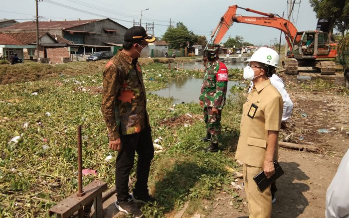 Antisipasi Banjir Saat Musim Hujan, Bupati Gus Muhdlor Blusukan Cek Normalisasi Sungai