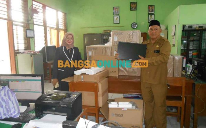 Wakil Ketua DPRD Gresik Berikan Pokir Bantuan Perangkat Komputer di SMPN 22