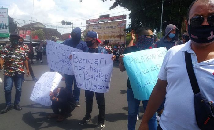 Tuntut Haknya Dipenuhi, Puluhan Eks Tenaga Outsourcing Demo di Depan Kantor Pemkot Blitar