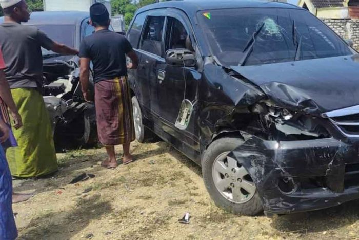 Adu Banteng, Dua Mobil di Jalan Raya Pamekasan-Sumenep Ringsek