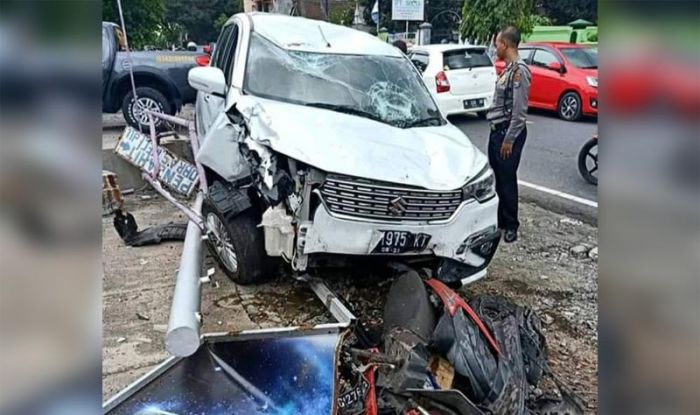 Nyelonong ke Jalur Berlawanan, Ertiga Tubruk Pengendara R2 Hingga Tewas di Blitar