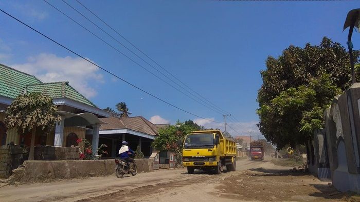 Warga Lereng Gunung Kelud Keluhkan Jalan Rusak dan Polusi Debu Dampak dari Truk Tambang