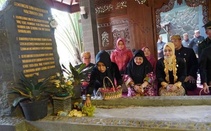 Kenang Jasa Pendahulunya, Ikfina Ziarah ke Makam Mantan Bupati Mojokerto