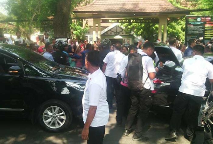 Presiden Jokowi Bagikan Buku pada Siswa di Pasuruan