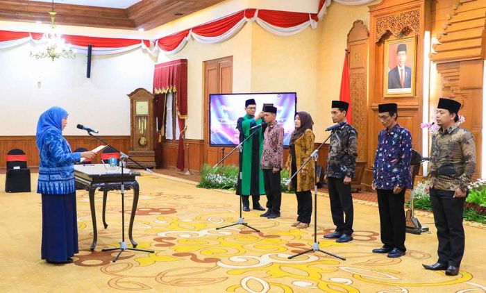 Lantik Anggota Komisi Informasi Jawa Timur Periode 2023-2027, Gubernur Khofifah: Segera Tancap Gas