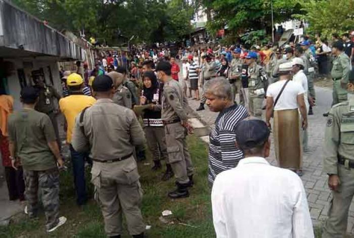 Satpol PP Gresik Robohkan 6 Bangunan di Makam Umum Randuagung