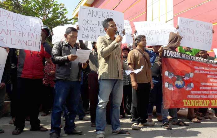 Tuntut Transparansi Penggunaan BOP, Diknas Kabupaten Blitar Didemo Ratusan Massa