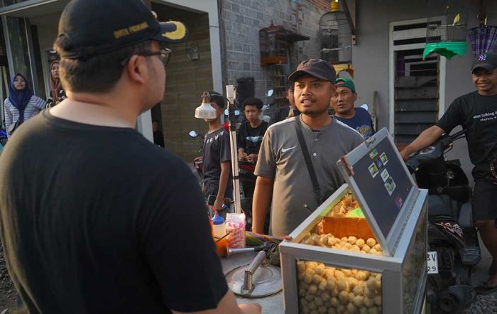 Hadiri Karnaval di Desa Tiron, Bupati Dhito Sapa Warga dan Borong Pentol untuk Dibagikan