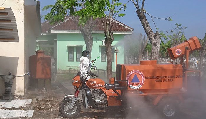 Putus Penyebaran PMK, Disnakeswan Lamongan Semprot Disinfektan Pasar Sapi dan RPH