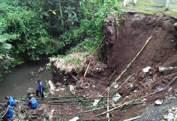 ​Karung Pasir Dipasang, Cegah Longsor Plengsengan Kali Ngegong Lebih Parah