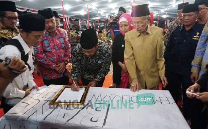 Bupati dan Ketua DPRD Jombang Tandatangani Petisi 17 Agustus Bukan Hari Kemerdekaan RI