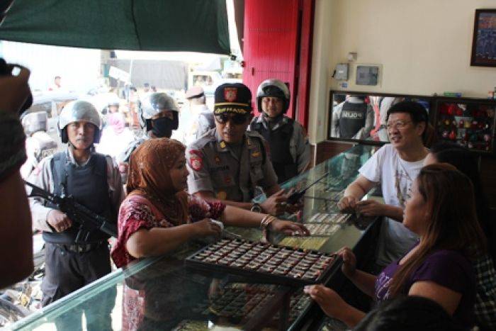 Jelang Lebaran, Polisi Jaga Toko Emas