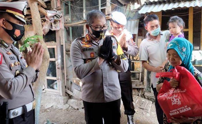 Kapolresta Sidoarjo Turun Langsung Berikan Bantuan Sembako ke Rumah Warga