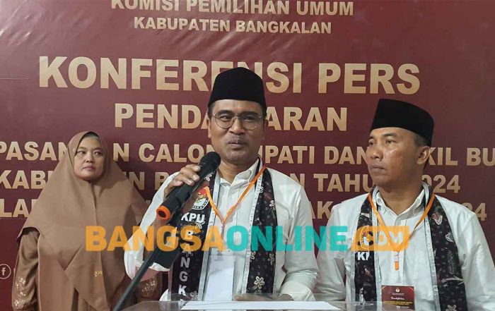 Mathur Husairi-Jayus Salam Daftar ke KPU Bangkalan di Malam Terakhir