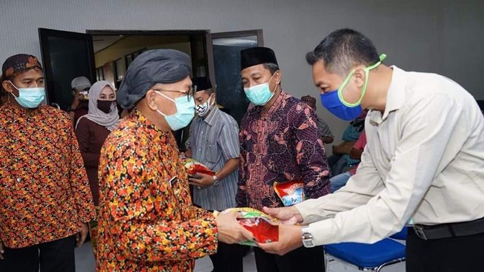 Bupati Sumenep Bagikan Zakat Fitrah ASN Pakai Protokol Kesehatan Covid-19