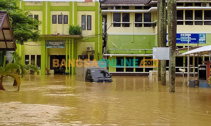 Trenggalek Dilanda Banjir, RSUD Dr Soedomo Tergenang Setengah Meter