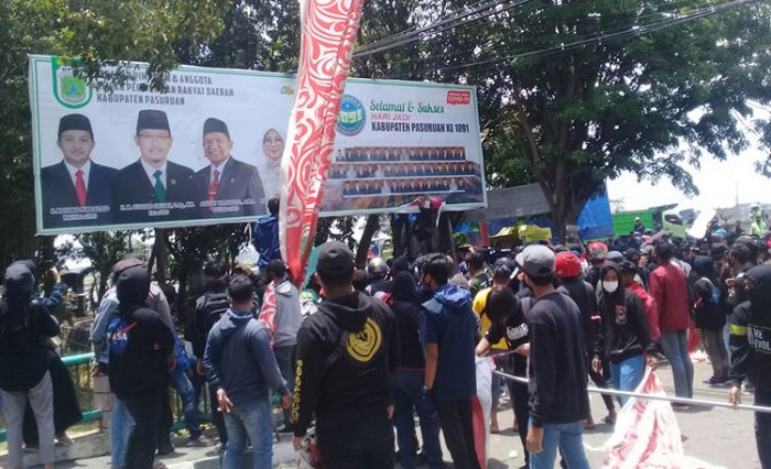 ​Tolak Omnibus Law UU Cipta Kerja, Ratusan Massa Kepung Gedung Dewan dan Tutup Jalan Nasional