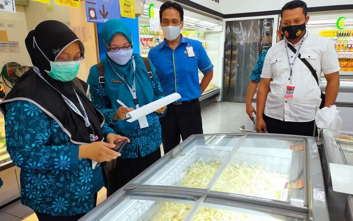 Sidak Swalayan di Kota Blitar, Petugas Temukan Makanan dan Minuman Rusak