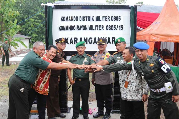 Danrem 081/DSJ bersama Dandim Ngawi, Resmikan Kantor Koramil Karanganyar