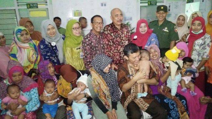 Kadinkes Jatim Jenguk 6 Balita di Pamekasan yang Dikira Korban Vaksin Palsu