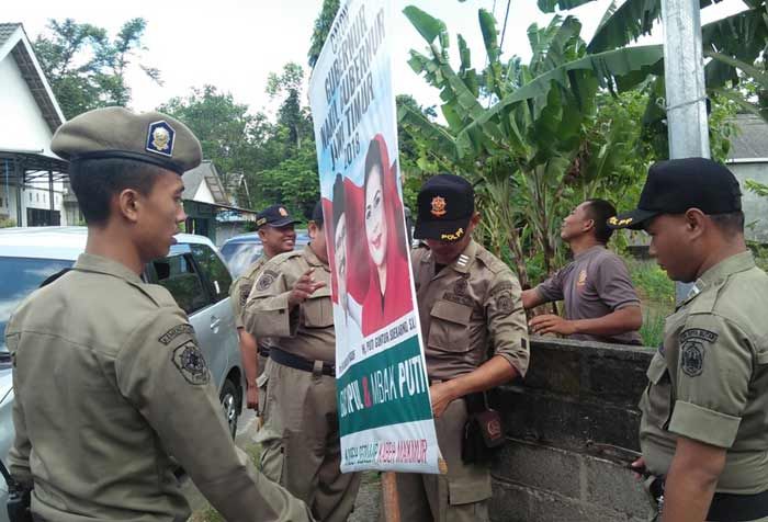 ​Tak Sesuai Aturan, APK Paslon Cagub Jatim Dicopot Panwaslu Kota Blitar