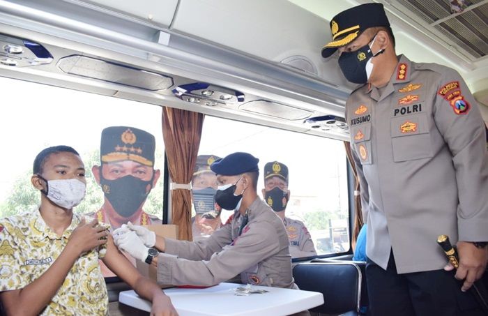 Kapolresta Sidoarjo Pantau Vaksinasi Pelajar di SMK Kemala Bhayangkari 1 Waru