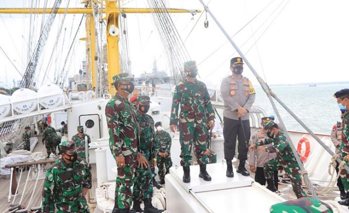 Pangkoarmada II Ajak Kapolda Jatim Keliling KRI Bima Suci, Kapal Layar Kebanggaan Bangsa