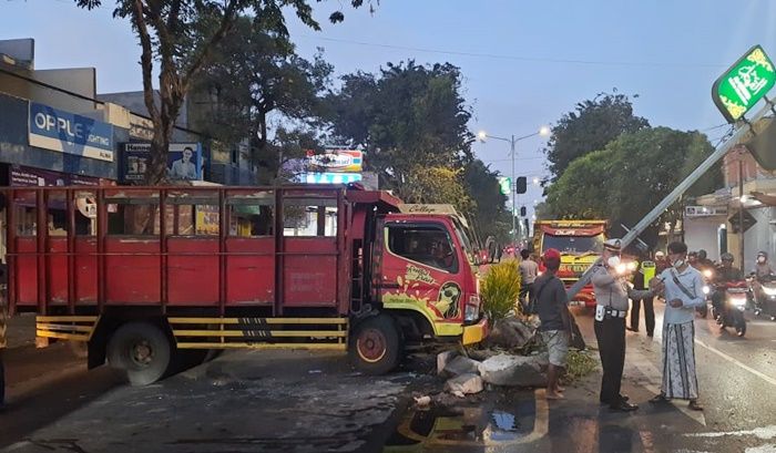 Sebuah Truk Colt Diesel Tabrak Tiang PJU di Raya Mojopahit Sidoarjo Hingga Jebol